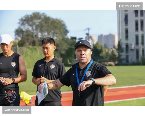 皇马女足训练基地开放日，球迷热情参与互动活动